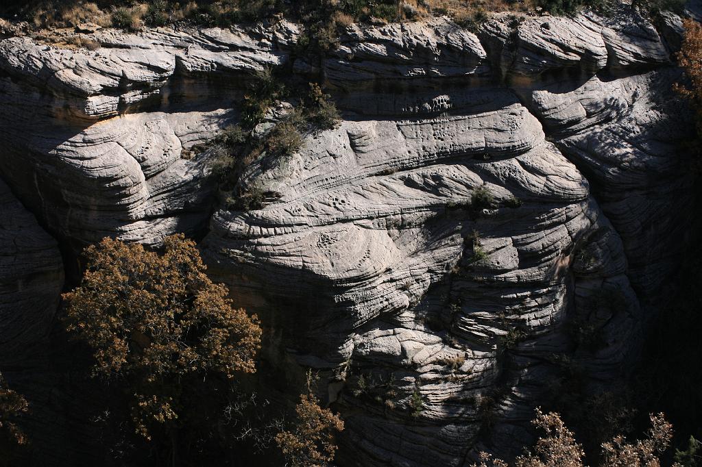 20081027 Walnut Canyon 015.jpg - Walnut Canyon - Rocks